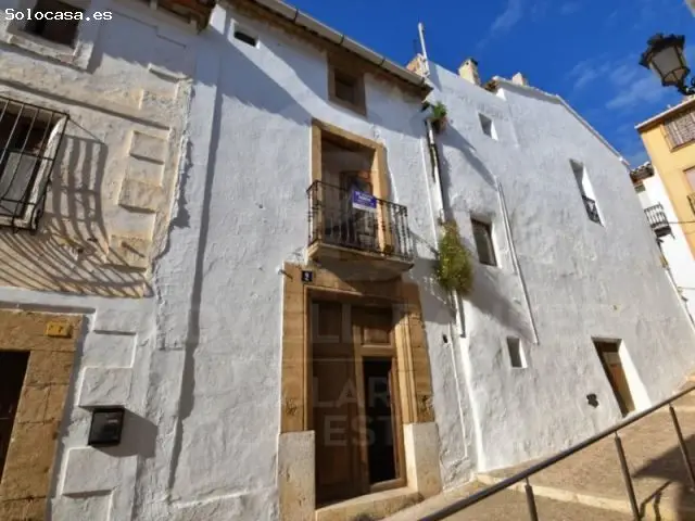 Casa Adosada con Gran Potencial en Teulada Centro