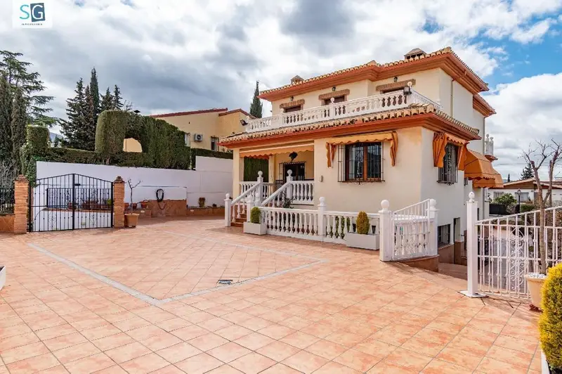 Chalet en Colinas Bermejas con Piscina y Gran Patio