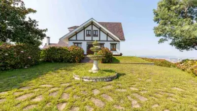 Chalet de Lujo en Socabarga con Vistas a la Bahia de Santander