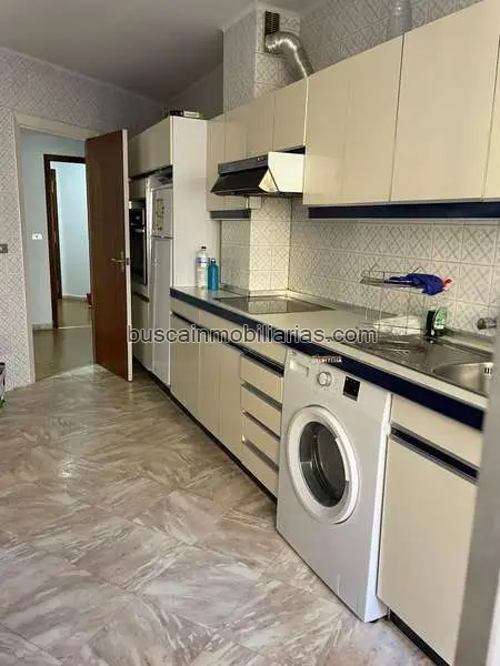 Piso en Venta en Vigo: Inversión Ideal Cerca de Plaza de América