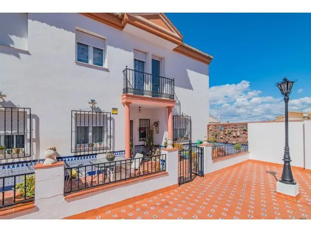 Casa Adosada en Las Gabias con Terraza y Vistas a Sierra Nevada