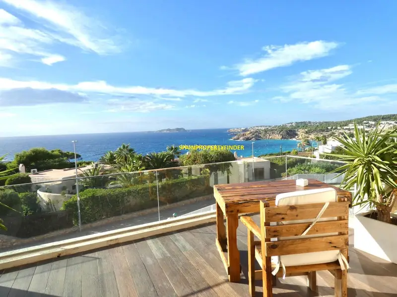 Casa en Cala Tarida Ibiza: Lujo, Vistas al Mar y Comodidades