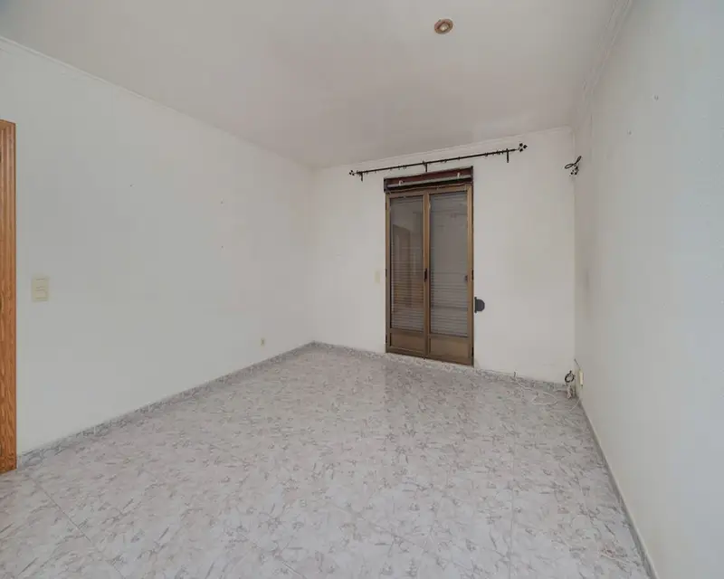 Garaje de 87m2 con 2 habitaciones y 2 baños en Orba