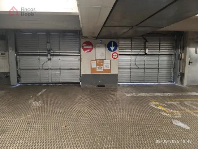 Plaza De Parking Muy Grande