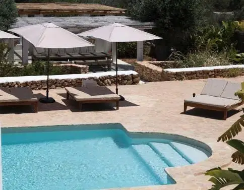 Chalet en Alquiler Ibiza: Villa con Encanto Rustico y Comodidades Modernas
