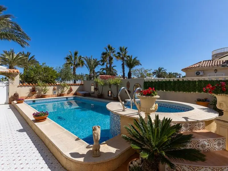 Villa en Primera Linea de Playa Los Urrutias 3 Dormitorios Piscina Jacuzzi