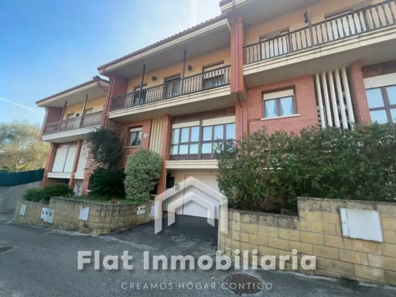 Chalet Adosado en Brazomar con Piscina y Vistas al Mar