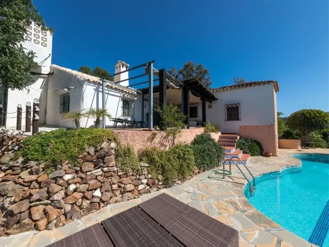 Finca con Casa Principal, Casa de Huéspedes y Establos en Mijas