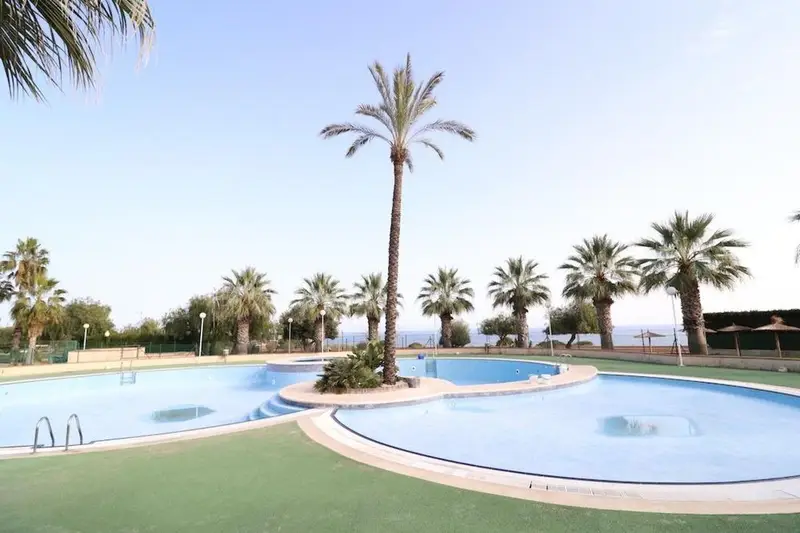 Apartamento en Calas de Campoamor con Piscina y Parking