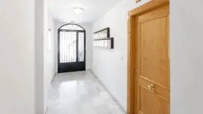 Piso en venta en Calle Alhambra Cullar Vega con patio y cochera