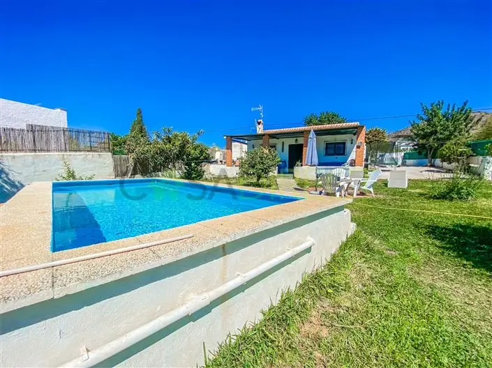 Cortijo de 2 Dormitorios en Venta - Vistas al Mar y Montaña