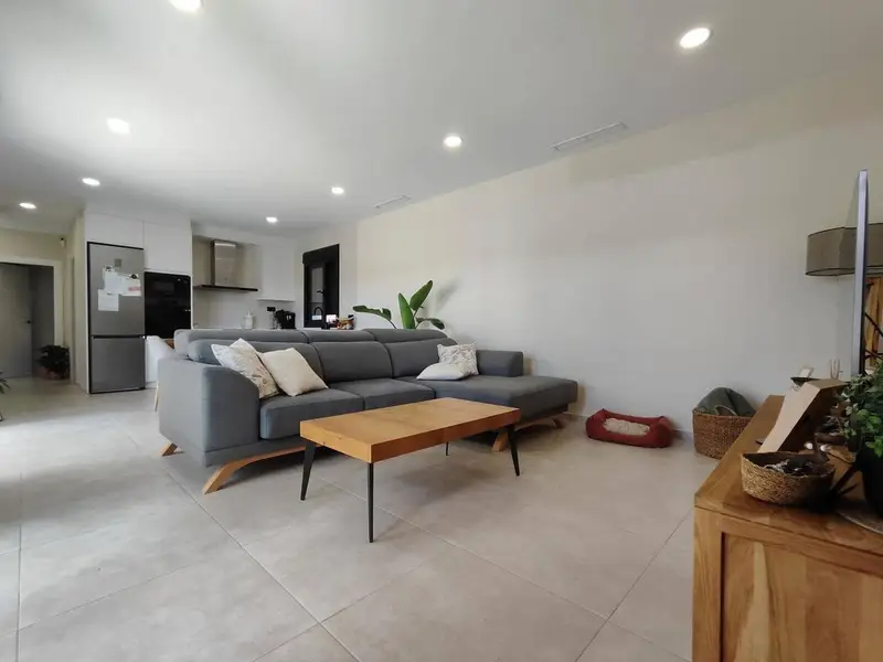 Villa Moderna en Pinoso con Piscina y Placas Solares
