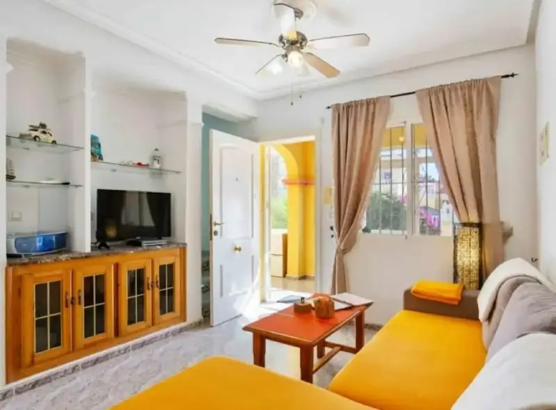 Bungalow en Orihuela Costa con 4 piscinas y jardin a 1km de la playa