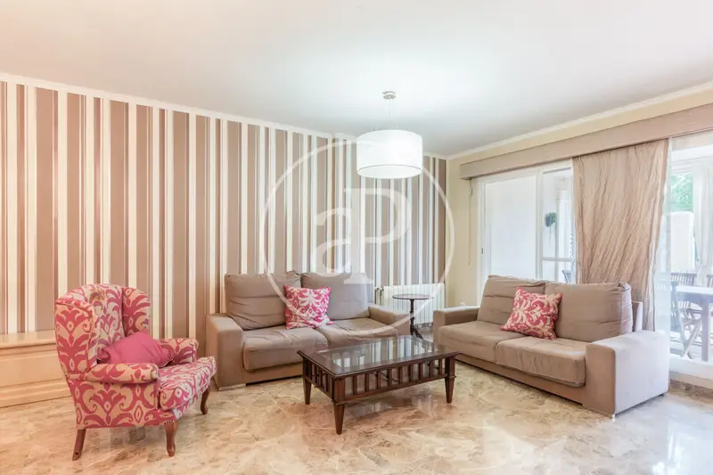 Piso en Alquiler con Terraza de 230m² y Piscina