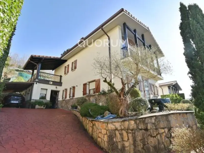 Chalet de Lujo en Galdakao con Jardin y Asador Argentino