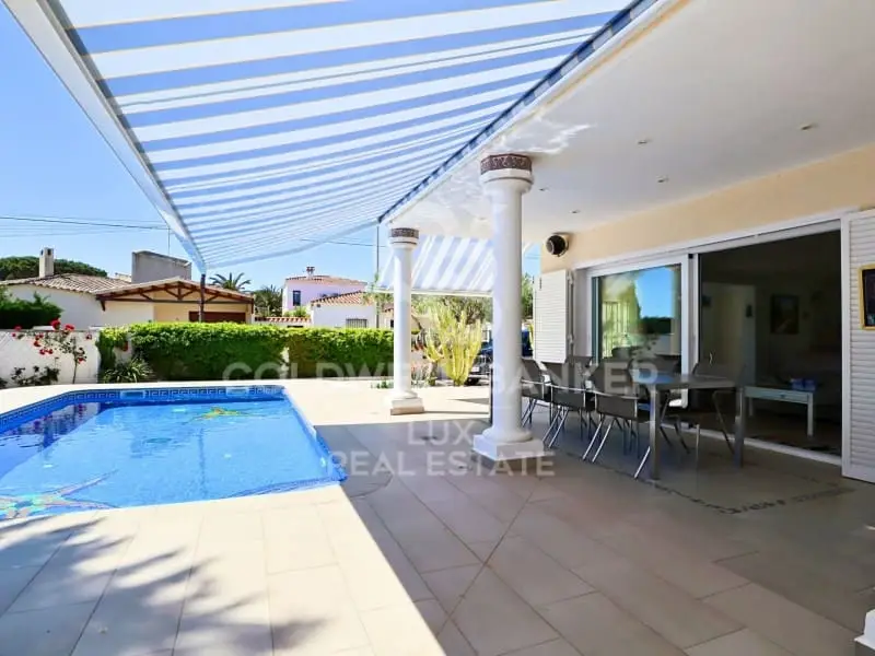 Chalet en Empuriabrava con Piscina y 5 Dormitorios