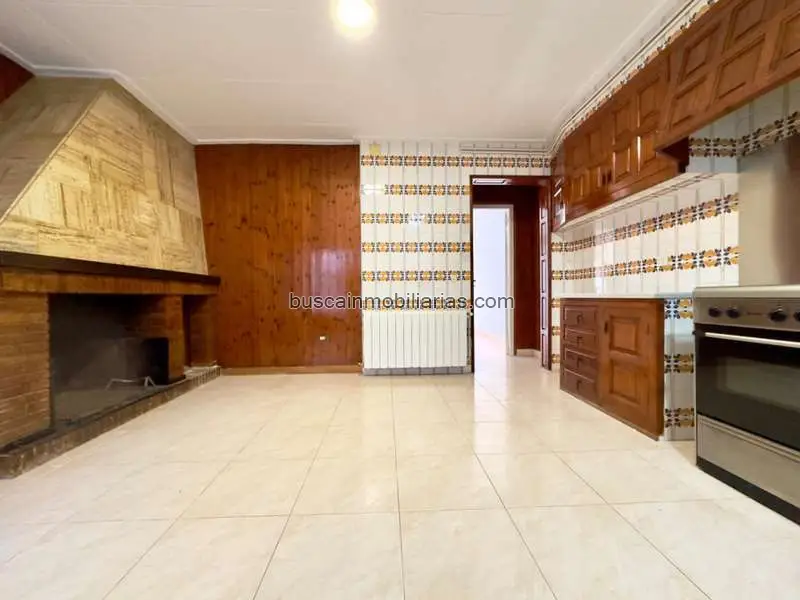 Casa en venta en Palamós: 5 dormitorios, 2 baños, terraza con barbacoa