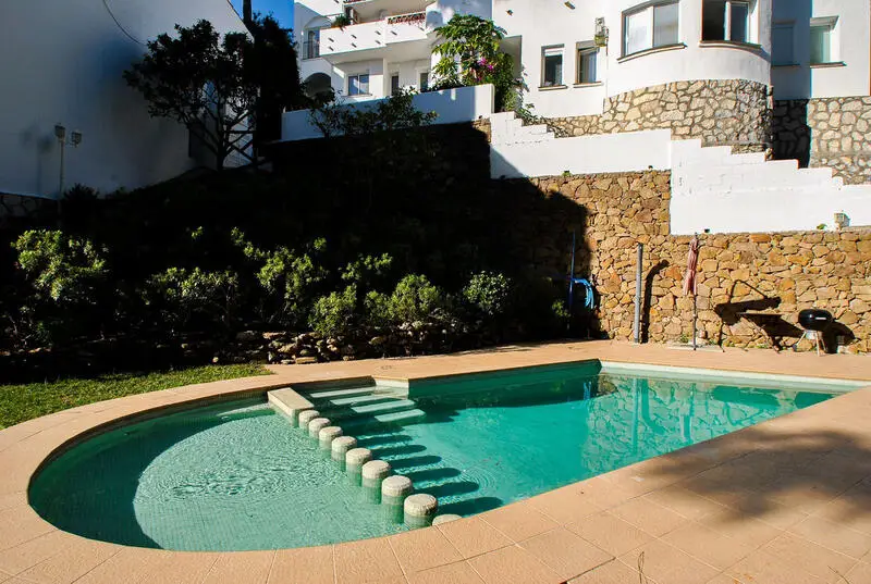 Villa Reformada en Calahonda con Piscina y Vistas al Mar