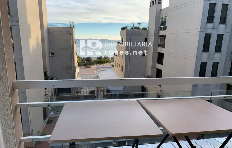 Apartamento en Roses con Vistas al Mar y Acceso Directo a la Playa