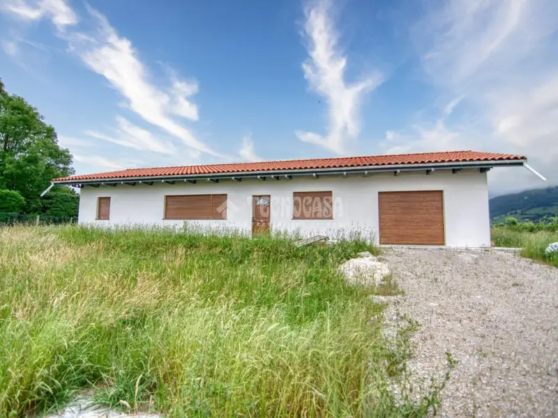 Casa en venta en El Astillero: Unifamiliar de 3 habitaciones con amplio jardin