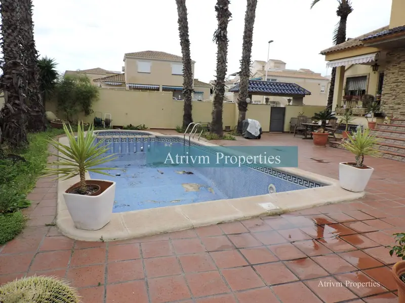 Chalet en Alquiler Torrevieja 4 Dormitorios 3 Baños Piscina Privada