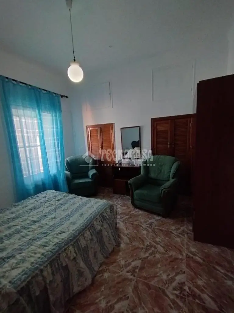 Venta de Dos Pisos con Local Comercial en Baeza