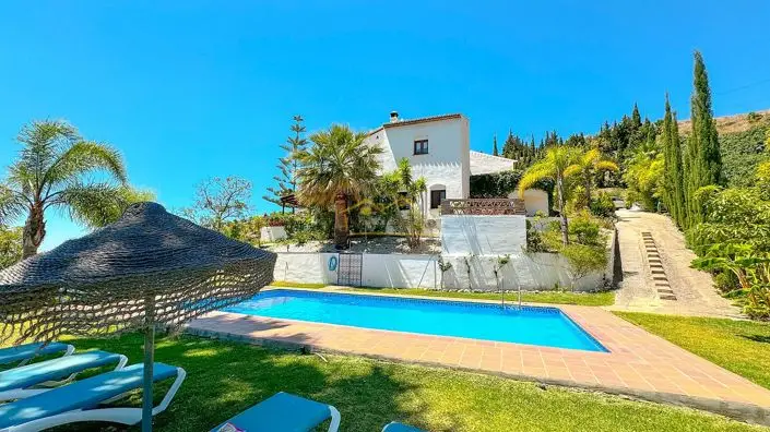 Cortijo Andaluz con 7 Dormitorios en Venta Frigiliana
