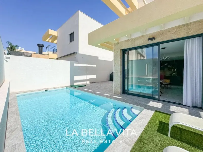 Chalet con Piscina Privada en Los Montesinos Alicante