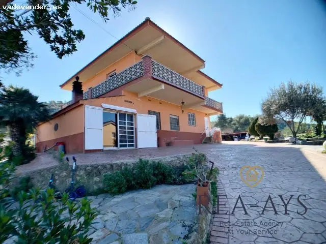 Casa con Piscina para Dos Familias en Vallirana