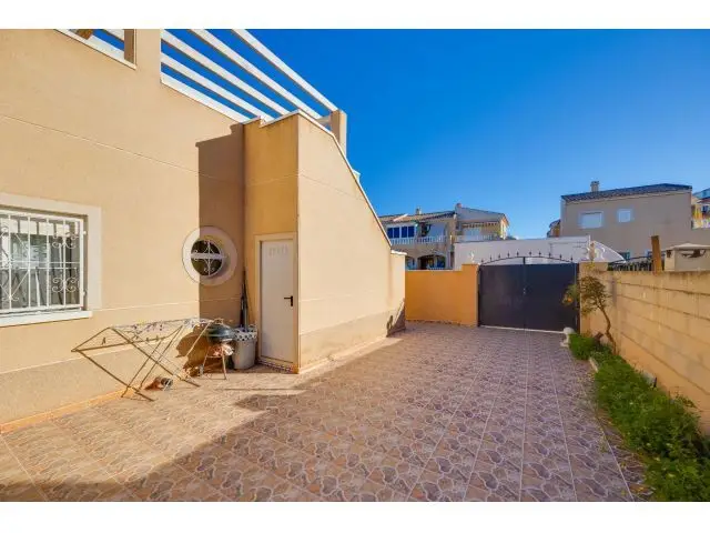 Chalet en Venta Torrevieja 2 Dormitorios Piscina Solarium