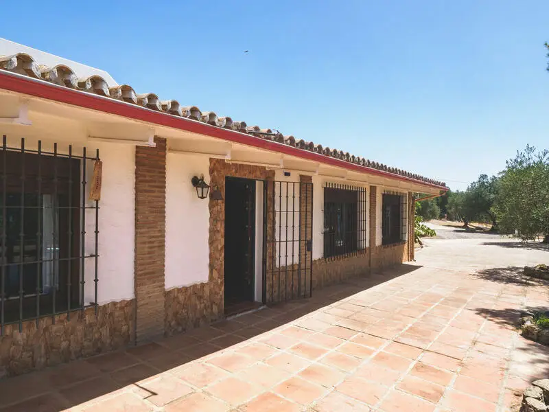Finca de Lujo con Dos Casas, Piscinas y Bodega en Alora