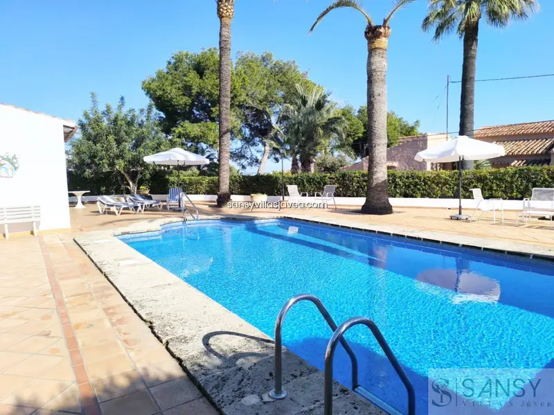Villa en Jávea con 6 dormitorios y 4 baños, garaje, piscina y vistas al mar