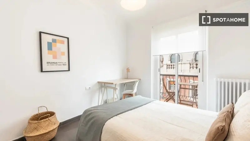 Habitacion en Apartamento de 7 Dormitorios en L'Eixample Valencia