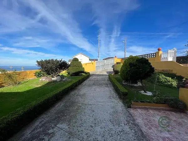 Casa con dos viviendas y garaje en Ortigueira