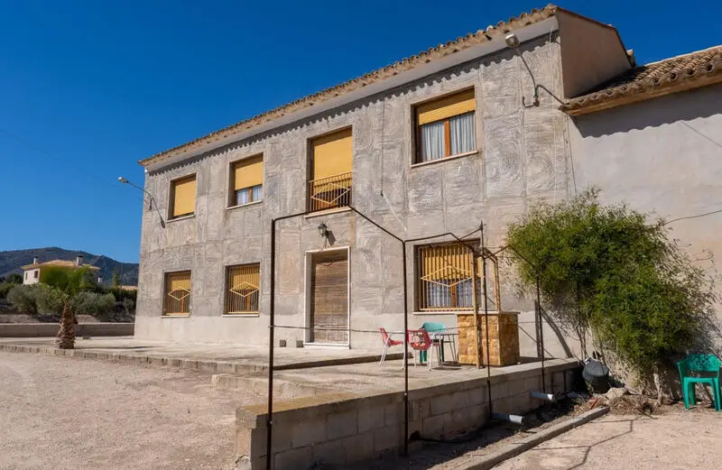 Casa de Campo con 6 Dormitorios y Establo en Monovar