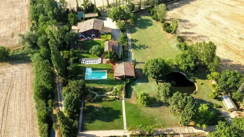 Masia en Llabià con 12 Hectáreas y Piscina
