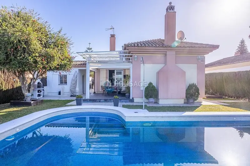 Villa en Venta Dos Hermanas Piscina Jardin 4 Dormitorios