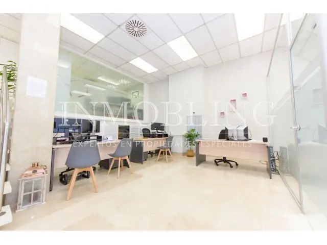 Local Comercial en Primera L	nea para Oficinas