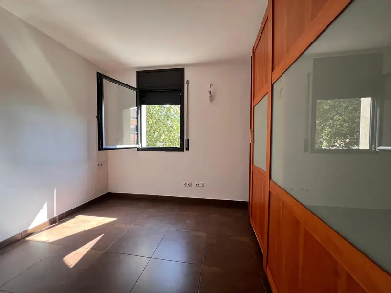 Piso en venta. Piso 2 habitaciones, salón comedor con balcón y vistas al parque, cocina, 2 baños. Ascensor. Parking opcional.