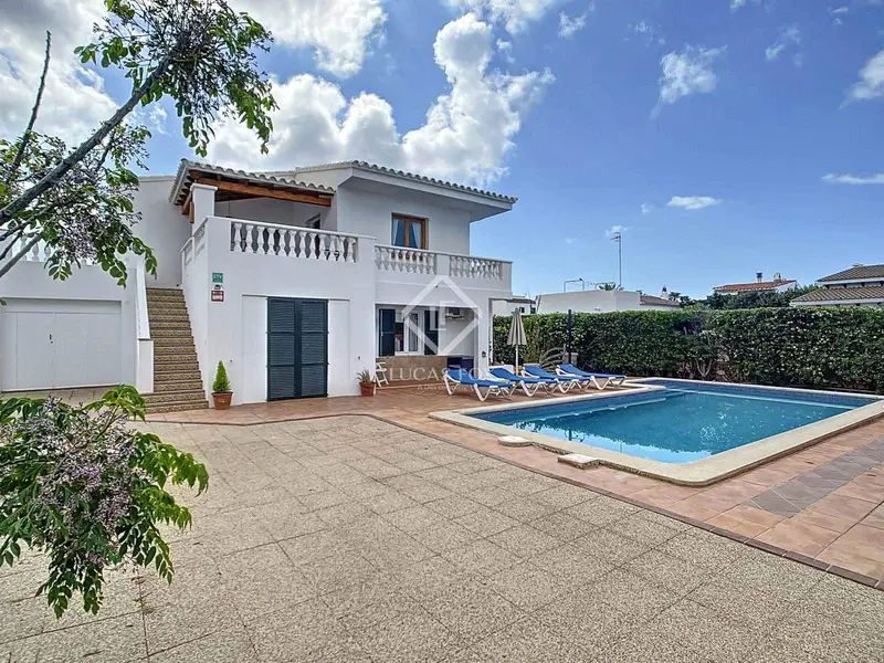 Chalet en Cala Blanca Menorca con Vistas al Mar y Piscina