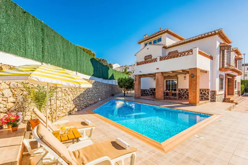 Chalet 5 Dormitorios Nerja Alquiler Cerca del Centro