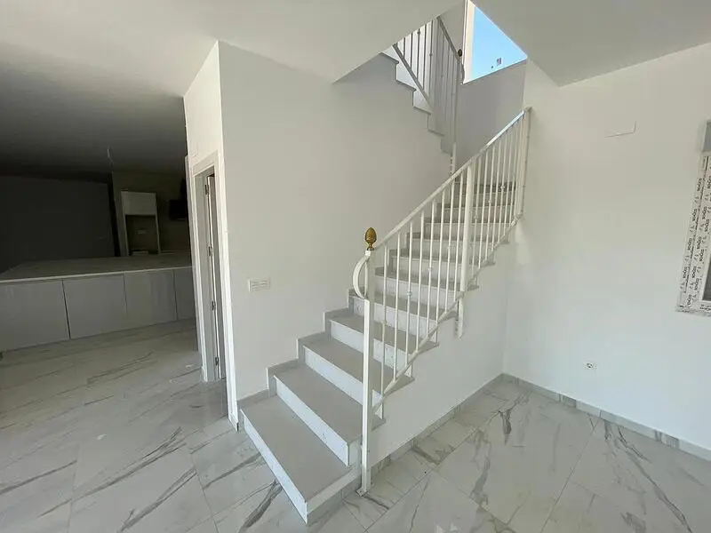 Villas de Lujo en Pinoso: Nuevas Construcciones con Piscina