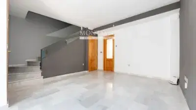Casa Adosada en Venta: Amplia, Luminosa y con Muchas Posibilidades