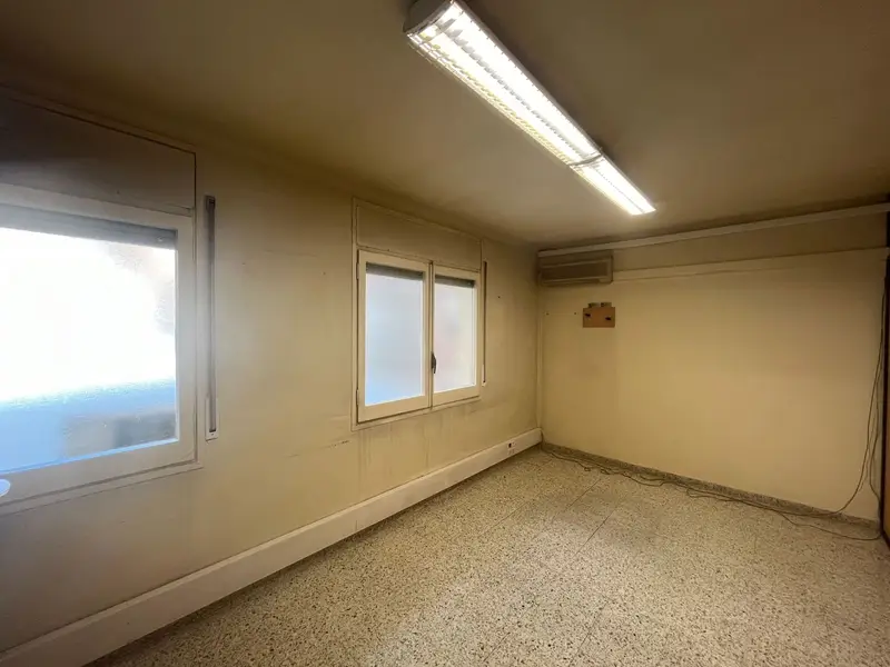 Local Comercial en Alquiler en Manresa 346m2 8 Estancias