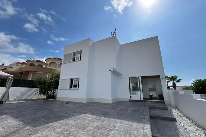 Villa de 5 Dormitorios con Piscina Privada