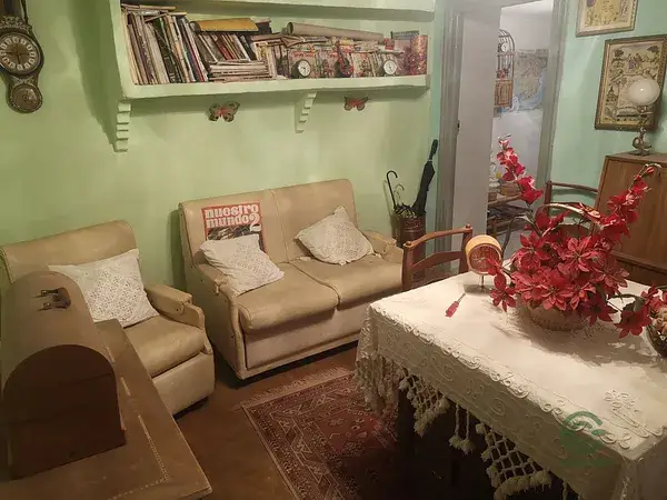 Casa Grande en Cuenca con 2 Puertas y Patio Soleado
