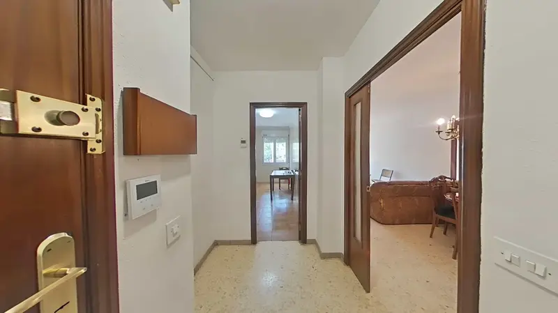 Piso en venta. Piso de 4 hab., comedor con salida a balcón, cocina independiente, baño completo, terraza de 40 m2, calefacción, todo exterior