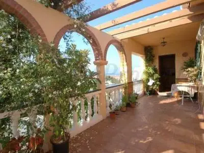 Casa en Torrox con Vistas al Mar y Piscina Opcional