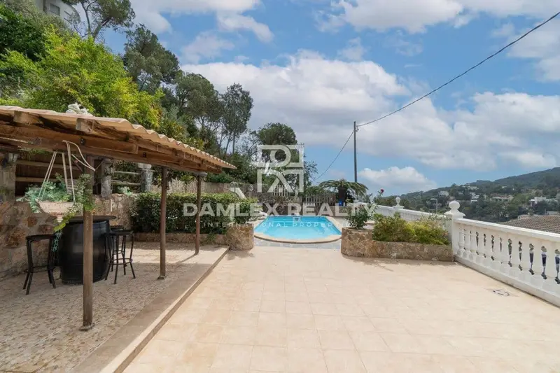 Chalet en venta en Lloret de Mar Serra Brava con piscina y jardin