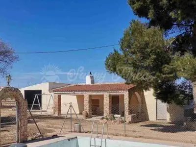 Casa de Campo con Piscina y Licencia REGA en Yecla